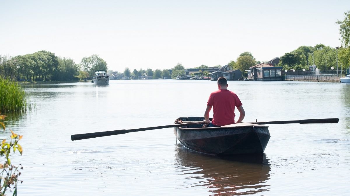 Roeiboot op de Oude Rijn in de zomer