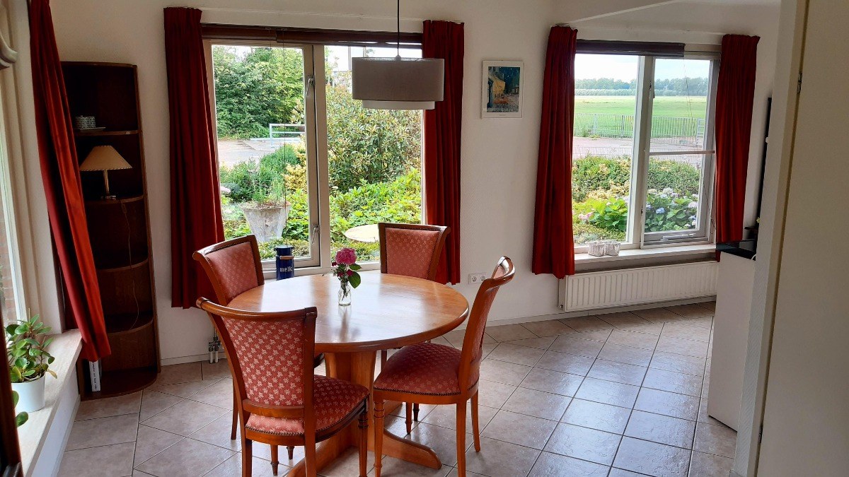 Eethoek van Polderzicht met uitzicht over het weiland
