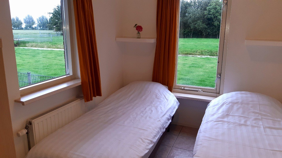 Slaapkamer met twee eenpersoonsbedden in Polderzicht