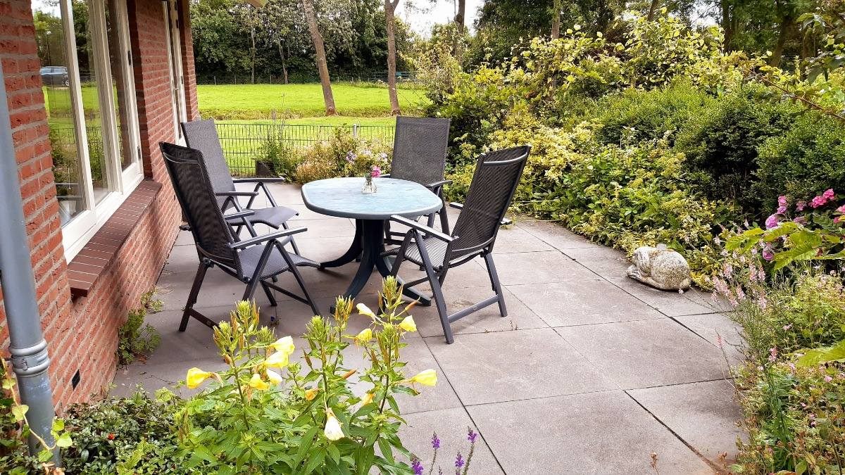 Terras met tuinmeubelen bij vakantiewoning Polderzicht