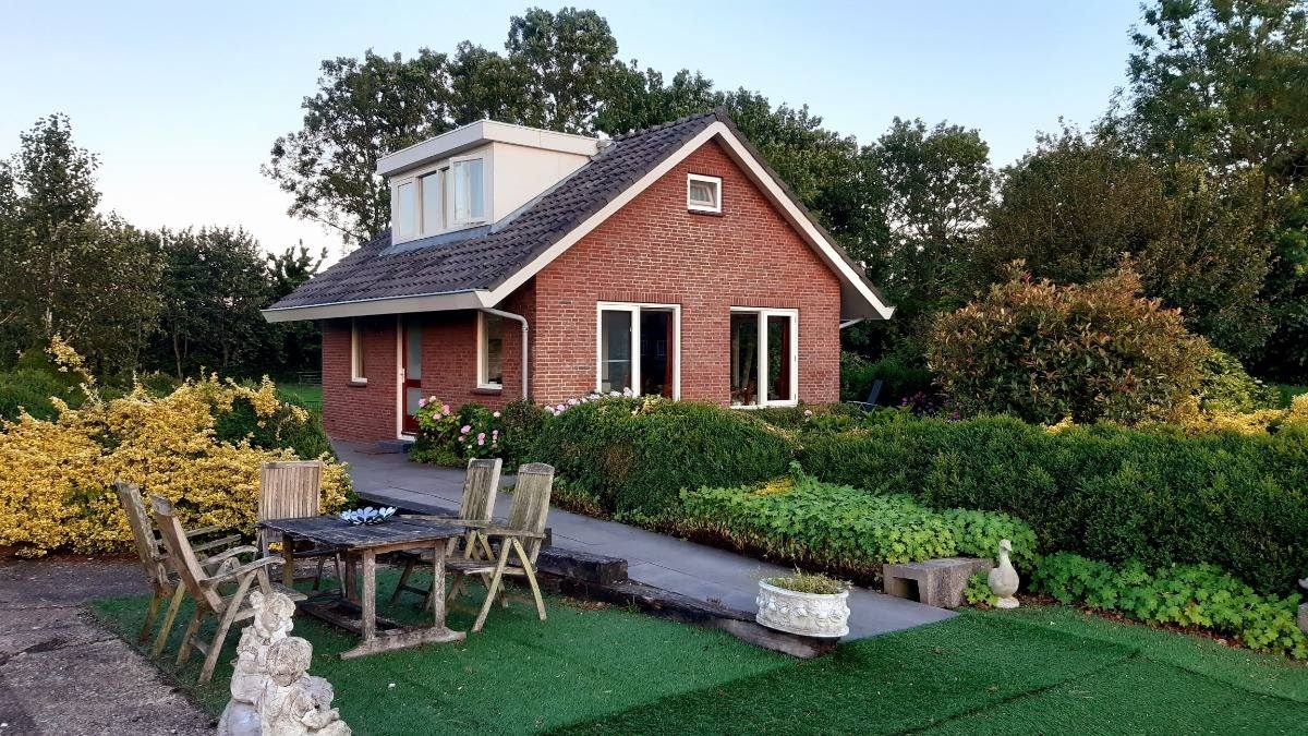 Vakantiewoning Polderzicht in de avond met terras