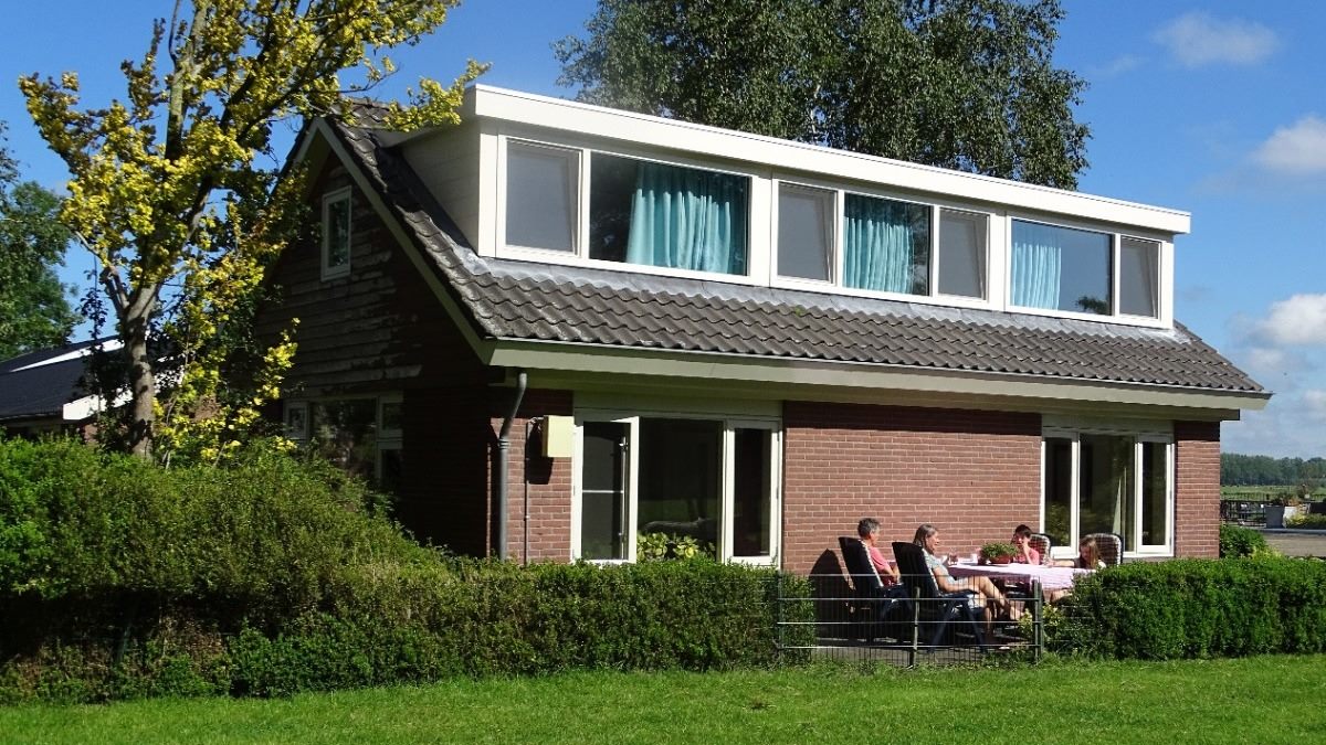 Vakantiewoning Weidezicht met gasten op het terras