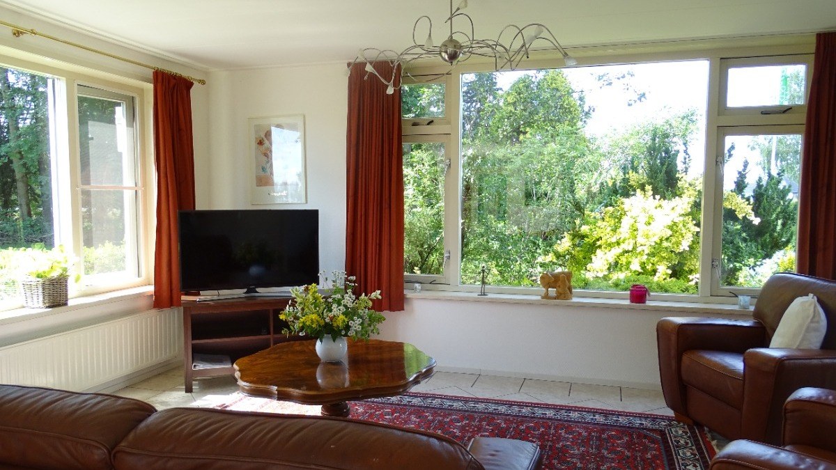 Lichte woonkamer met erker in Weidezicht